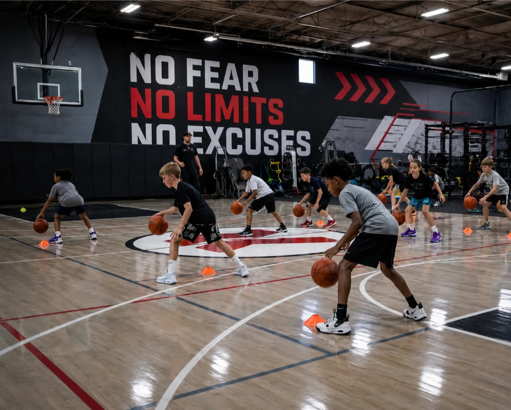 Jeunes joueurs de NFNL Basketball pratiquant le dribble lors d’un cours de basketball pour jeunes à Montréal-Nord.